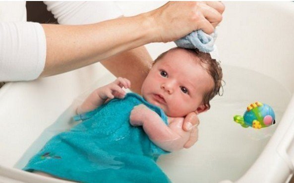Πώς να κάνω μπάνιο στο νεογέννητο μωρό μου;